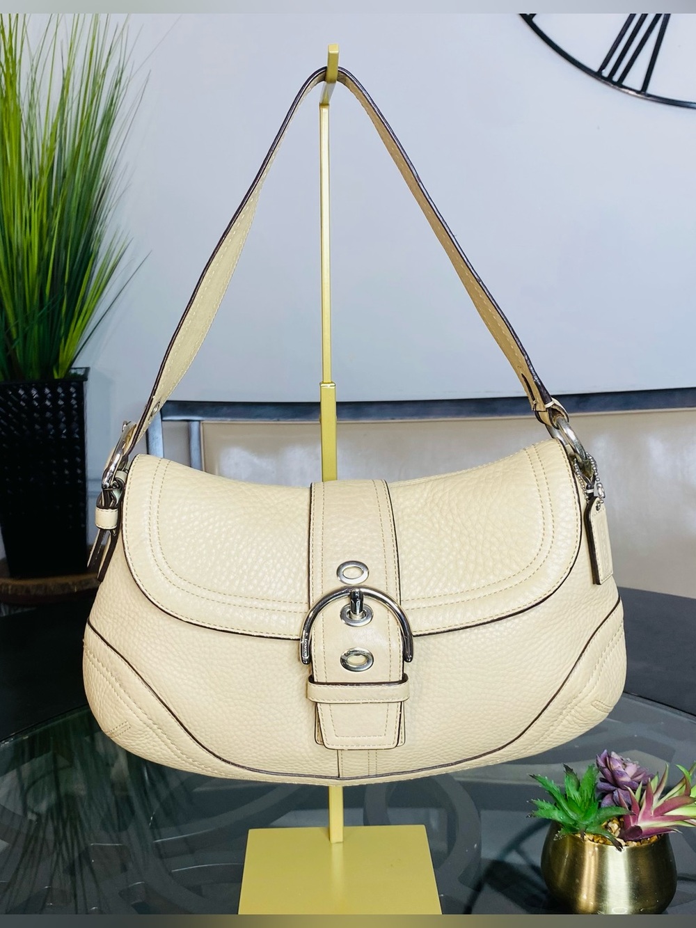 Coach Soho Cream Leather Shoulder Flap Bag Buckle Silver Hardware Vintage